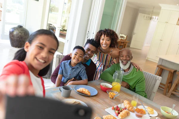 Feliz Familia Afroamericana Sentada Mesa Del Desayuno Tomando Selfie Con —  Fotos de Stock