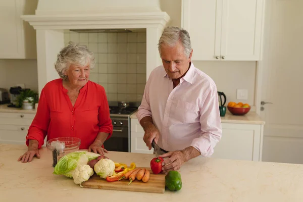 先輩の白人夫婦が一緒に料理をしたり キッチンで話したりします 隠遁と退職と幸せなシニアライフスタイルのコンセプト — ストック写真