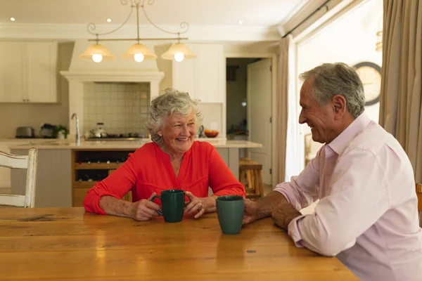 Oudere Blanke Echtpaar Zitten Aan Tafel Samen Koffie Drinken Keuken — Stockfoto