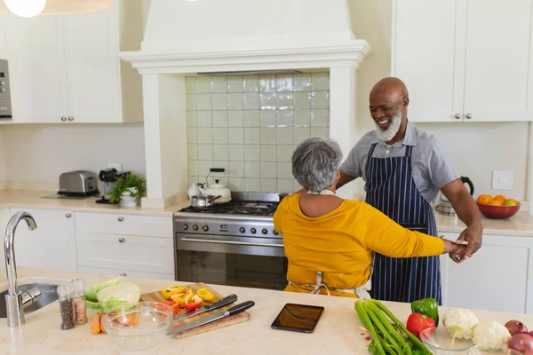 Casal Afro Americano Sênior Dançando Juntos Cozinha Sorrindo Retiro Aposentadoria — Fotografia de Stock