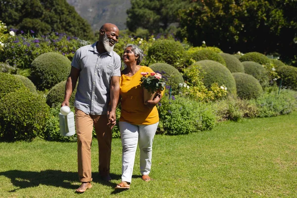 Senior Coppia Afroamericana Trascorrere Del Tempo Giardino Soleggiato Insieme Piedi — Foto Stock