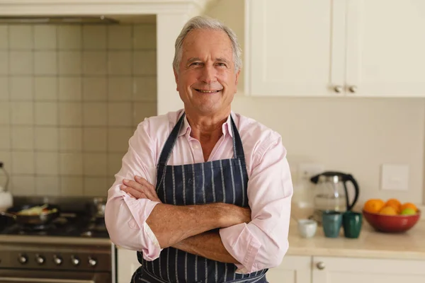 Portrait Homme Caucasien Âgé Regardant Caméra Souriant Dans Cuisine Retraite — Photo