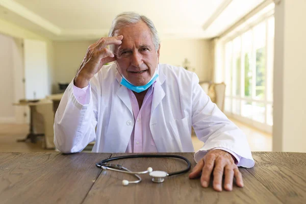 Senior Kaukasische Mannelijke Arts Draagt Gezichtsmasker Met Een Videogesprek Geneeskunde — Stockfoto