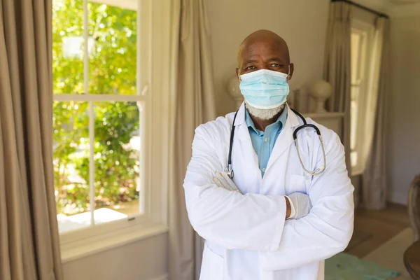 Ritratto Anziano Medico Afroamericano Maschera Camice Laboratorio Pensionamento Stile Vita — Foto Stock