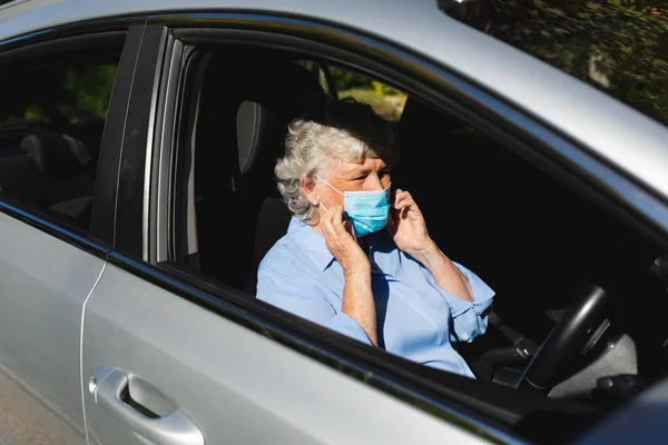 Mujer Caucásica Mayor Con Máscara Facial Sentada Coche Retiro Jubilación — Foto de Stock