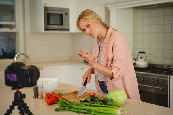 Blanke Vrouw Keuken Bereidt Eten Houdt Groente Voor Camera Maakt — Stockfoto
