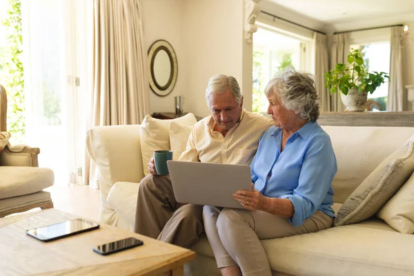 Kaukasiska Par Sitter Soffan Med Laptop Reträtt Pensionering Och Happy — Stockfoto