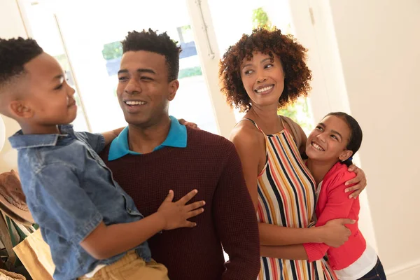 Feliz Pareja Afroamericana Con Hijo Hija Abrazando Sonriendo Casa Familia — Foto de Stock