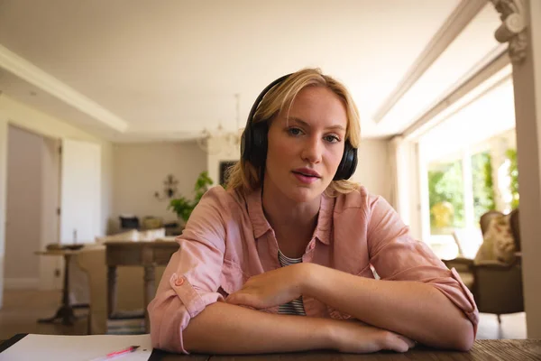 Mujer Caucásica Con Auriculares Sentado Trabajando Sala Estar Hablando Durante —  Fotos de Stock