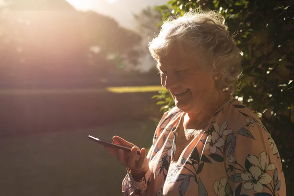 Sonriente Mujer Caucásica Mayor Usando Smartphone Jardín Soleado Estilo Vida — Foto de Stock