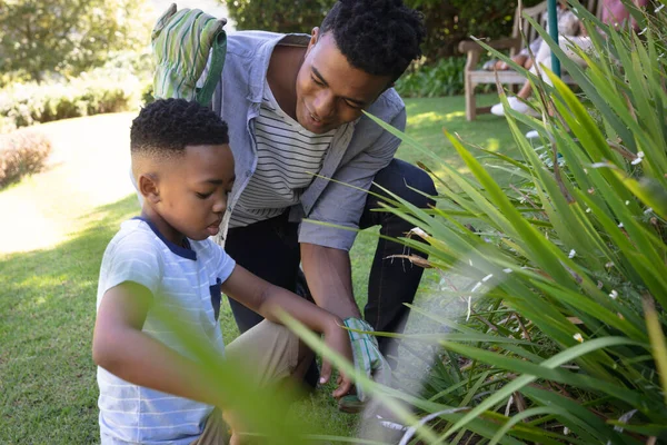 Feliz Padre Afroamericano Con Hijo Aire Libre Jardinería Día Soleado — Foto de Stock
