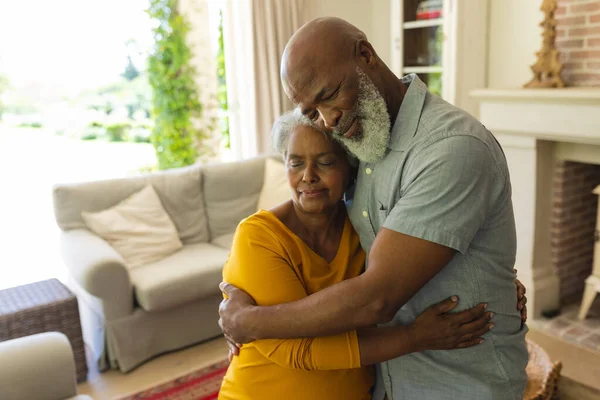 Végzős Afro Amerikai Házaspár Csukott Szemmel Nappaliban Visszavonulás Nyugdíjazás Boldog — Stock Fotó