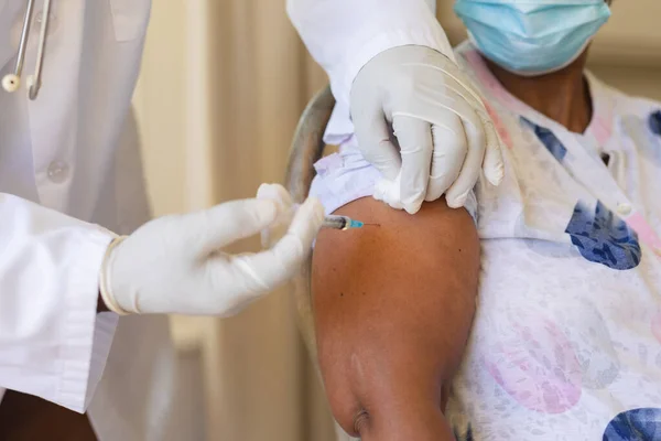 Старша Афро Американська Жінка Масці Отримує Вакцинацію Життя Пенсії Похилому — стокове фото