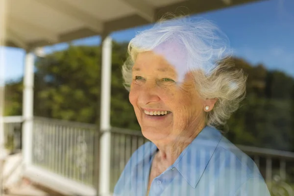 Femme Caucasienne Âgée Regardant Par Fenêtre Souriant Retraite Retraite Mode — Photo