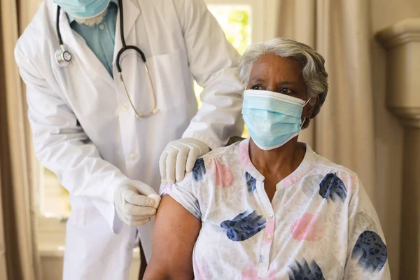 Starsza Afroamerykanka Masce Twarzy Zaszczepiona Emerytura Starszy Styl Życia Podczas — Zdjęcie stockowe