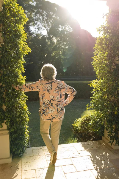 Donna Caucasica Anziana Appoggiata Colonna Giardino Soleggiato Stile Vita Pensione — Foto Stock
