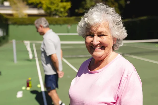 Porträtt Äldre Kaukasiska Kvinna Tittar Kameran Och Ler Tennisbanan Pensionering — Stockfoto