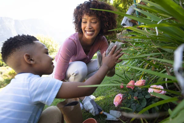 Feliz Madre Afroamericana Con Hijo Aire Libre Jardinería Día Soleado — Foto de Stock