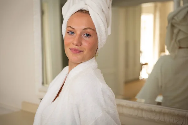 Portret Uśmiechniętej Białej Kobiety Łazience Ręcznikiem Głowie Zdrowie Uroda Samopoczucie — Zdjęcie stockowe