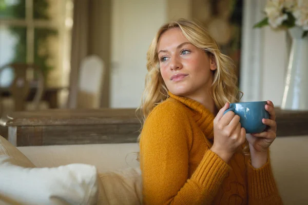 Happy Caucasian Woman Sitting Couch Living Room Holding Coffee Cup — Stock Photo, Image