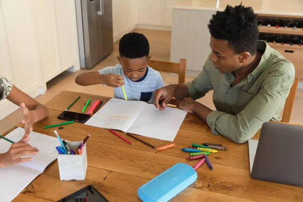 아프리카 미국인 아버지와 집에서 웃으며 숙제를 있습니다 가정생활 집에서 일하는 — 스톡 사진
