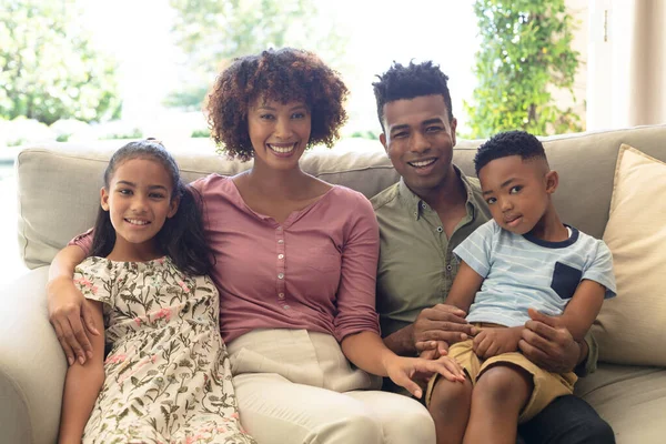 Retrato Feliz Pareja Afroamericana Con Hijo Hija Sentados Sofá Casa — Foto de Stock