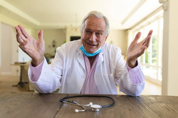 Medico Maschio Caucasico Anziano Che Indossa Una Maschera Facciale Con — Foto Stock