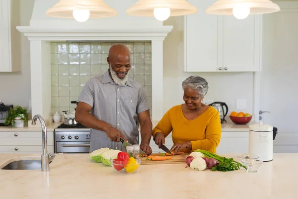 Старша Афроамериканська Пара Готується Разом Кухні Посміхаючись Відступ Пенсія Щасливий — стокове фото
