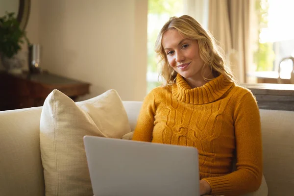 Portrait Happy Caucasian Woman Sitting Couch Living Room Using Laptop — Stock Photo, Image