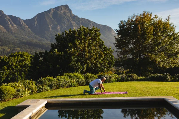 Senior Afrikanisch Amerikanische Frau Auf Yogamatte Auf Gras Außenpool Atemberaubender — Stockfoto