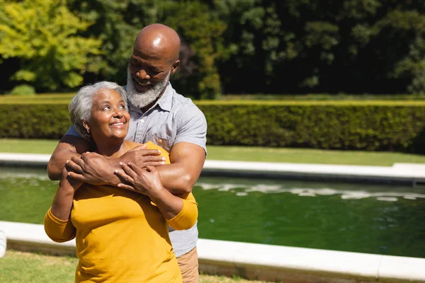 Sênior Casal Afro Americano Passar Tempo Jardim Ensolarado Juntos Abraçando — Fotografia de Stock