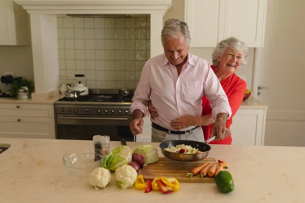 Coppia Caucasica Anziana Che Cucina Insieme Sorride Cucina Ritiro Pensionamento — Foto Stock