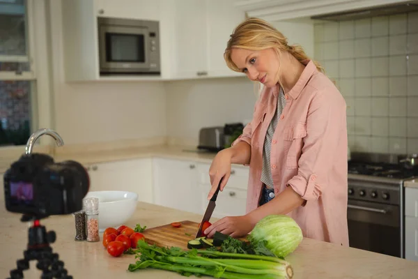 Glimlachende Blanke Vrouw Keuken Bereiden Van Voedsel Kijken Naar Camera — Stockfoto