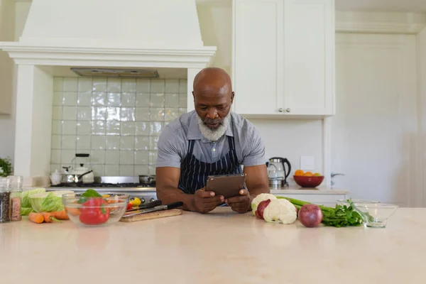 Uomo Anziano Afroamericano Che Cucina Cucina Usando Tablet Ritiro Pensionamento — Foto Stock