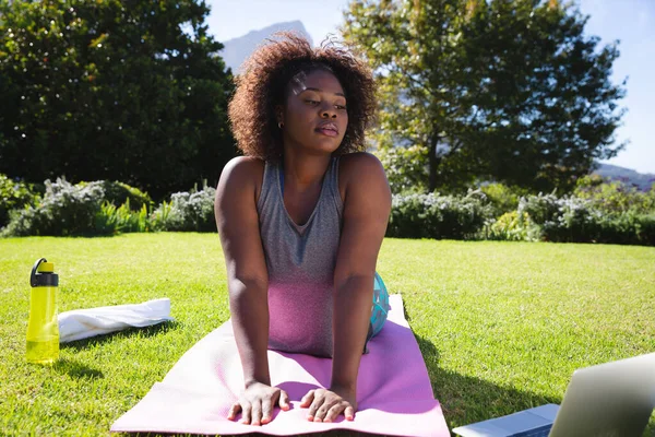 Güneşli Bahçede Yoga Minderi Üzerinde Egzersiz Yapan Afrikalı Amerikalı Bir — Stok fotoğraf