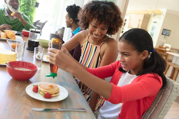 Feliz Familia Afroamericana Sentada Mesa Sonriendo Durante Desayuno Familia Disfrutando —  Fotos de Stock