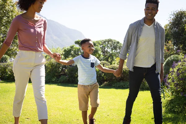 Feliz Pareja Afroamericana Con Hijo Aire Libre Caminando Jardín Soleado —  Fotos de Stock