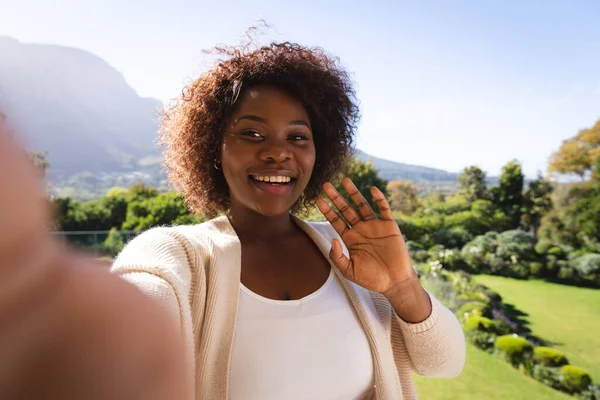 Sorrindo Mulher Afro Americana Varanda Ensolarada Casa Campo Fazendo Chamada — Fotografia de Stock