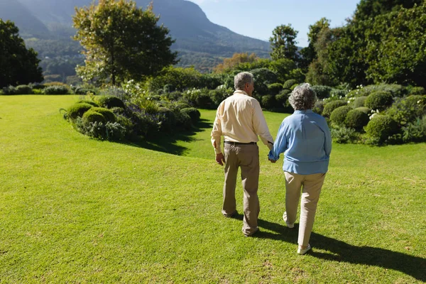 Pareja Ancianos Caucásicos Caminando Juntos Jardín Soleado Retiro Jubilación Feliz — Foto de Stock