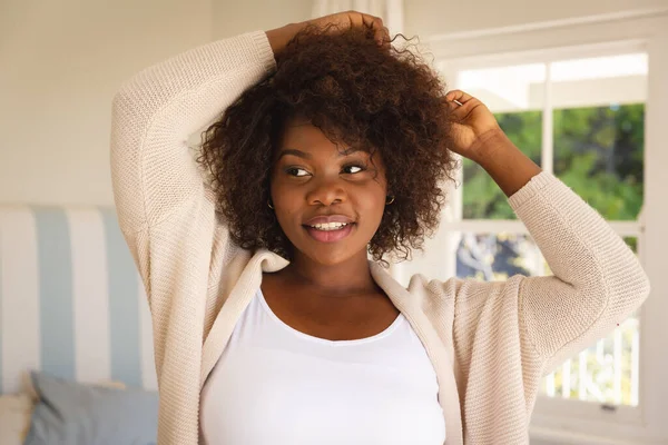 Портрет Улыбающейся Африканской Женщины Американки Трогающей Волосы Сидящей Дома Диване — стоковое фото