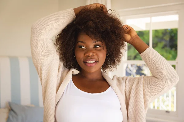 Retrato Mulher Afro Americana Sorridente Tocando Seu Cabelo Sentado Sofá — Fotografia de Stock