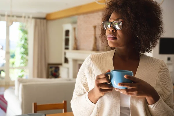 Düşünceli Afrikalı Amerikalı Kadın Yemek Odasında Elinde Bir Fincan Kahveyle — Stok fotoğraf