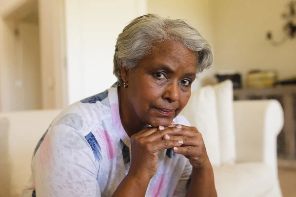 Retrato Una Mujer Afroamericana Mayor Sentada Sofá Mirando Cámara Retiro — Foto de Stock