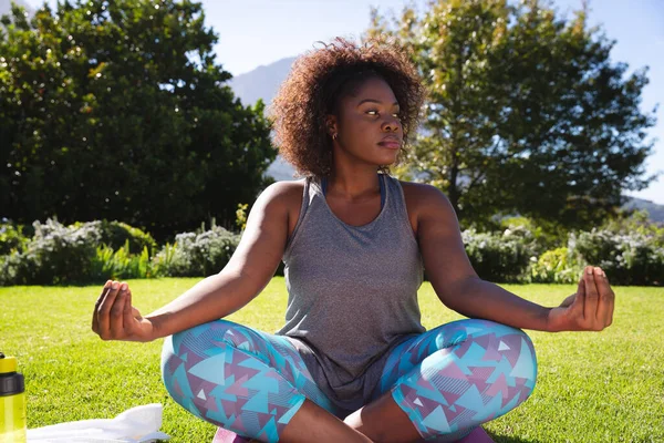 Mujer Afroamericana Practicando Yoga Jardín Soleado Estilo Vida Activo Fitness —  Fotos de Stock