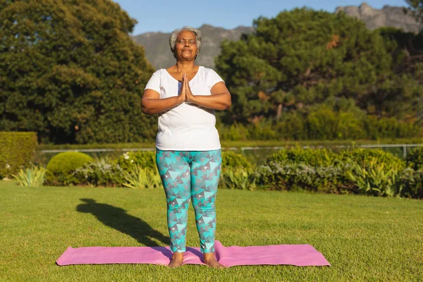 Senior Afrikansk Amerikansk Kvinna Med Slutna Ögon Praktiserar Yoga Fantastisk — Stockfoto