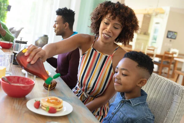 Feliz Familia Afroamericana Sentada Mesa Sonriendo Durante Desayuno Familia Disfrutando —  Fotos de Stock