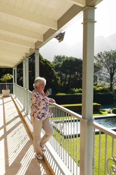Donna Caucasica Anziana Piedi Sul Balcone Che Tiene Tazza Sorride — Foto Stock