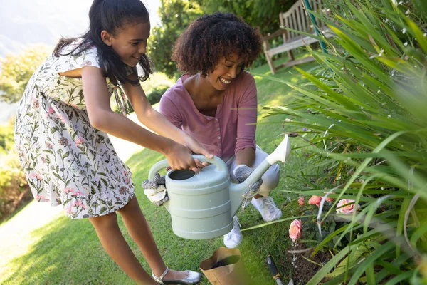 Mãe Americana Africana Feliz Com Filha Livre Jardinagem Dia Ensolarado — Fotografia de Stock