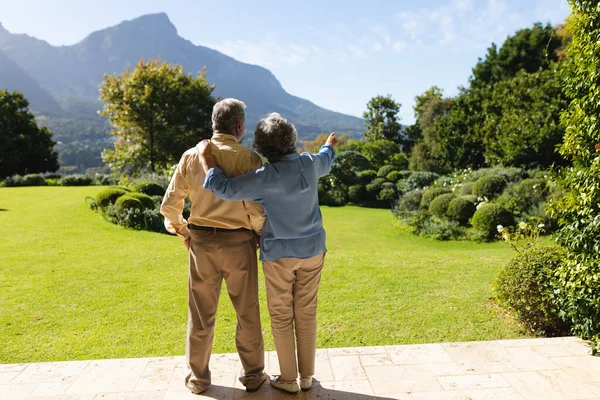 Casal Caucasiano Sênior Abraçando Jardim Ensolarado Retiro Aposentadoria Conceito Estilo — Fotografia de Stock