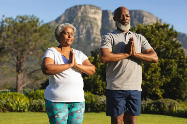 Oudere Afrikaans Amerikaanse Echtpaar Mediteren Yoga Beoefenen Met Gesloten Ogen — Stockfoto